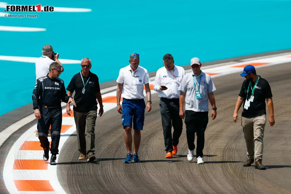 Foto zur News: Safety-Car-Fahrer Bernd Mayländer und FIA-Rennleiter Niels Wittich