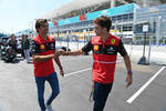 Foto zur News: Carlos Sainz (Ferrari) und Charles Leclerc (Ferrari)