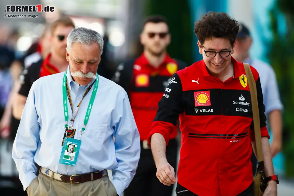 Foto zur News: Chase Carey und Mattia Binotto