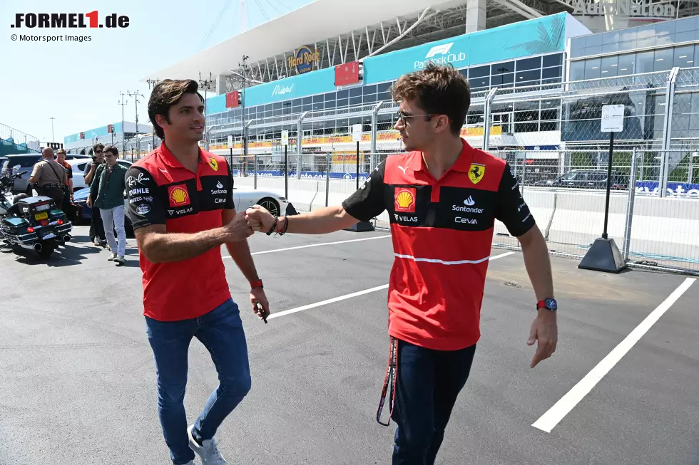 Foto zur News: Carlos Sainz (Ferrari) und Charles Leclerc (Ferrari)