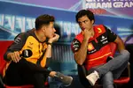 Foto zur News: Lando Norris (McLaren) und Carlos Sainz (Ferrari)