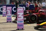 Foto zur News: Charles Leclerc (Ferrari), Carlos Sainz (Ferrari) und Max Verstappen (Red Bull)