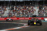 Foto zur News: Sergio Perez (Red Bull) und Mick Schumacher (Haas)