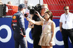 Foto zur News: Max Verstappen (Red Bull) und Danica Patrick