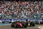 Foto zur News: Charles Leclerc (Ferrari), Max Verstappen (Red Bull) und Carlos Sainz (Ferrari)