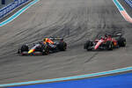Foto zur News: Max Verstappen (Red Bull) und Charles Leclerc (Ferrari)