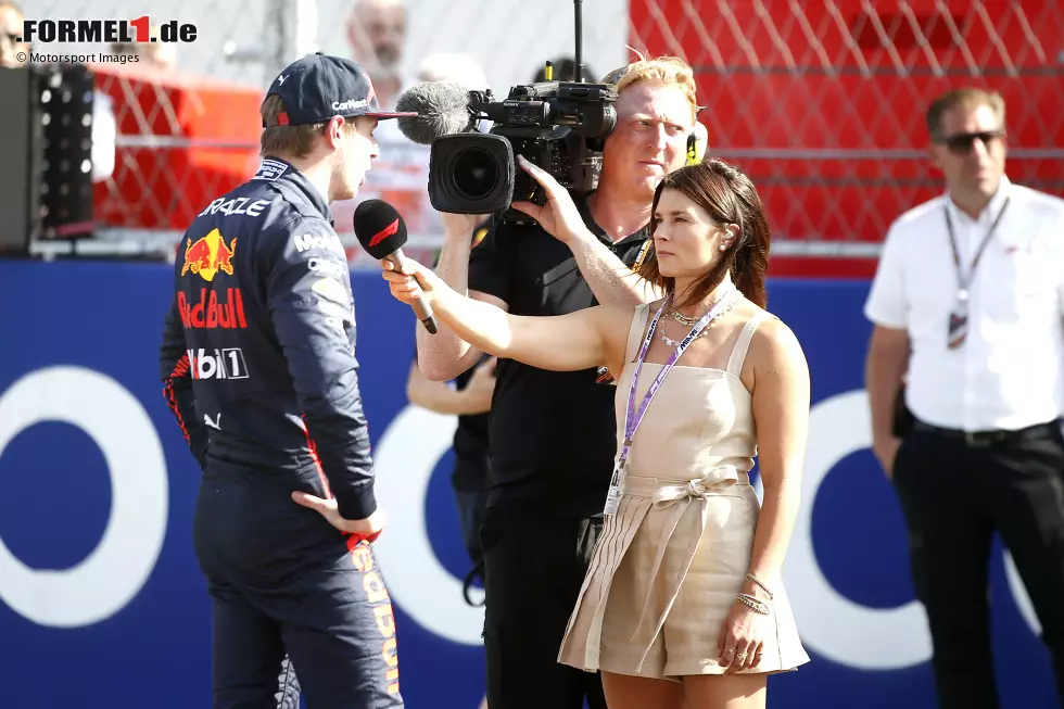 Foto zur News: Max Verstappen (Red Bull) und Danica Patrick