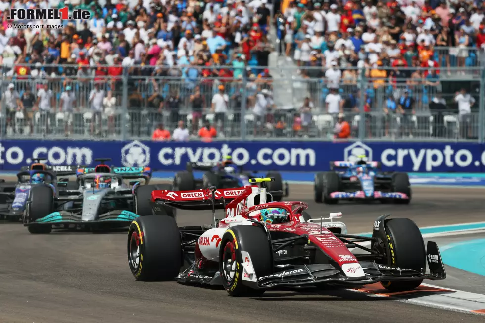 Foto zur News: Guanyu Zhou (Alfa Romeo) und George Russell (Mercedes)