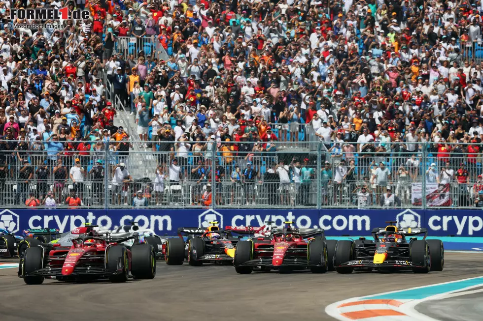 Foto zur News: Charles Leclerc (Ferrari), Max Verstappen (Red Bull), Carlos Sainz (Ferrari) und Sergio Perez (Red Bull)