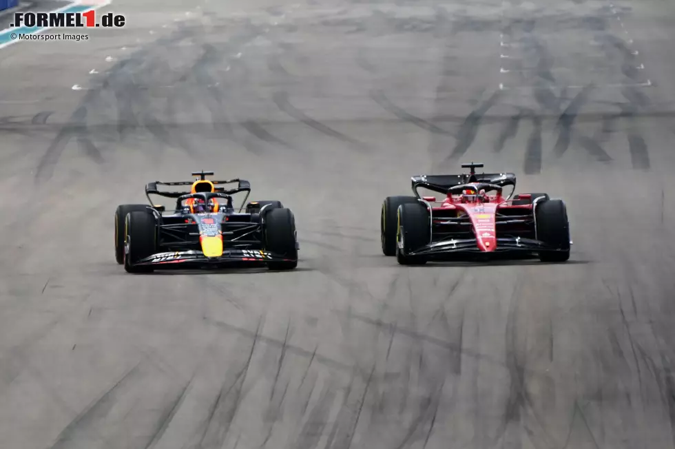 Foto zur News: Max Verstappen (Red Bull) und Charles Leclerc (Ferrari)