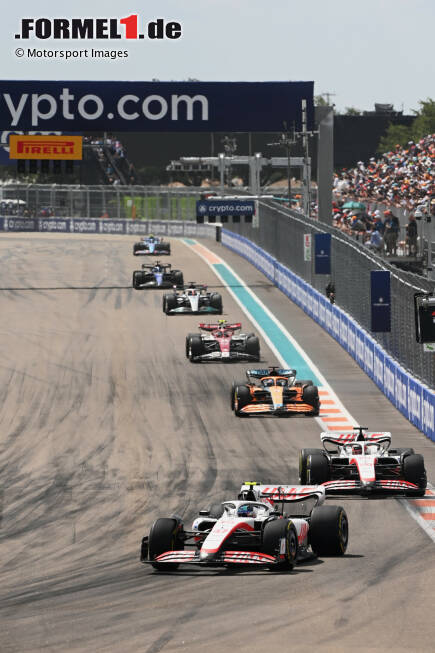 Foto zur News: Mick Schumacher (Haas), Kevin Magnussen (Haas) und Daniel Ricciardo (McLaren)