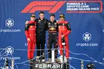 Foto zur News: Charles Leclerc (Ferrari), Max Verstappen (Red Bull) und Carlos Sainz (Ferrari)