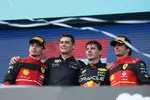 Foto zur News: Charles Leclerc (Ferrari), Max Verstappen (Red Bull) und Carlos Sainz (Ferrari)