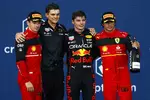 Foto zur News: Charles Leclerc (Ferrari), Max Verstappen (Red Bull) und Carlos Sainz (Ferrari)