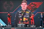 Foto zur News: Charles Leclerc (Ferrari), Max Verstappen (Red Bull) und Carlos Sainz (Ferrari)