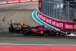 Foto zur News: Carlos Sainz (Ferrari) und Sergio Perez (Red Bull)