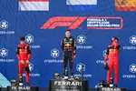 Foto zur News: Charles Leclerc (Ferrari), Max Verstappen (Red Bull) und Carlos Sainz (Ferrari)