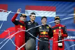 Foto zur News: Charles Leclerc (Ferrari), Max Verstappen (Red Bull) und Carlos Sainz (Ferrari)