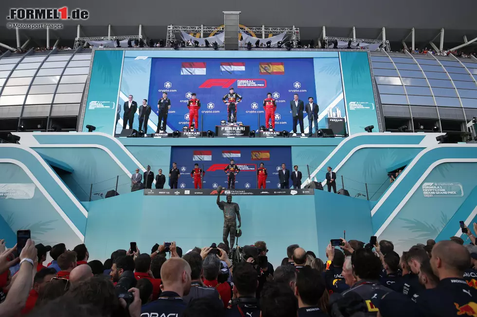 Foto zur News: Max Verstappen (Red Bull), Charles Leclerc (Ferrari) und Carlos Sainz (Ferrari)