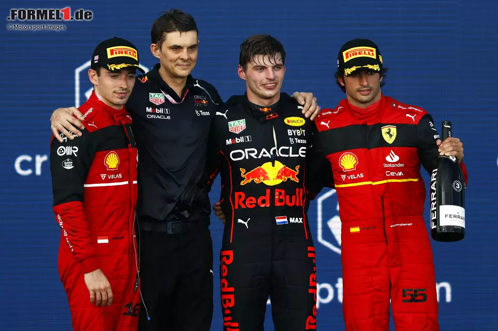 Foto zur News: Charles Leclerc (Ferrari), Max Verstappen (Red Bull) und Carlos Sainz (Ferrari)