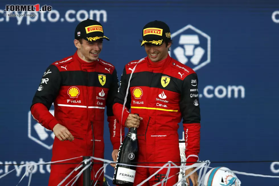 Foto zur News: Charles Leclerc (Ferrari) und Carlos Sainz (Ferrari)