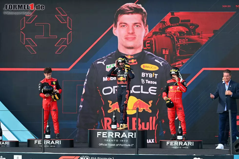 Foto zur News: Charles Leclerc (Ferrari), Max Verstappen (Red Bull) und Carlos Sainz (Ferrari)