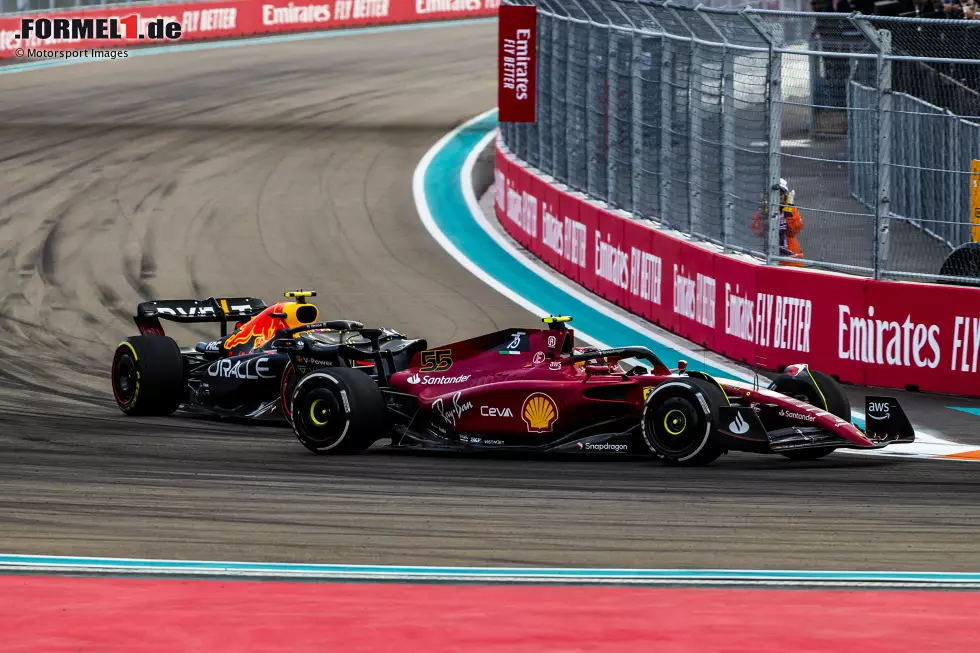 Foto zur News: Carlos Sainz (Ferrari) und Sergio Perez (Red Bull)