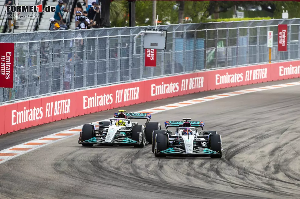 Foto zur News: George Russell (Mercedes) und Lewis Hamilton (Mercedes)