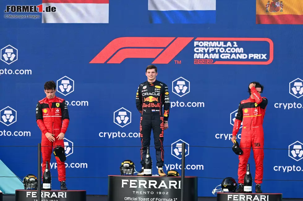 Foto zur News: Charles Leclerc (Ferrari), Max Verstappen (Red Bull) und Carlos Sainz (Ferrari)