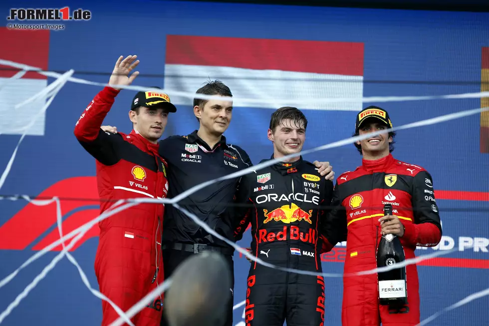 Foto zur News: Charles Leclerc (Ferrari), Max Verstappen (Red Bull) und Carlos Sainz (Ferrari)