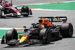 Foto zur News: Guanyu Zhou (Alfa Romeo) und Max Verstappen (Red Bull)