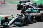 Foto zur News: Lewis Hamilton (Mercedes) und Yuki Tsunoda (AlphaTauri)