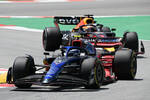 Foto zur News: Nicholas Latifi (Williams) und Max Verstappen (Red Bull)