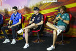 Foto zur News: Esteban Ocon (Alpine), Max Verstappen (Red Bull) und Sebastian Vettel (Aston Martin)