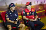 Foto zur News: Sergio Perez (Red Bull) und Charles Leclerc (Ferrari)