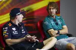 Foto zur News: Max Verstappen (Red Bull) und Sebastian Vettel (Aston Martin)