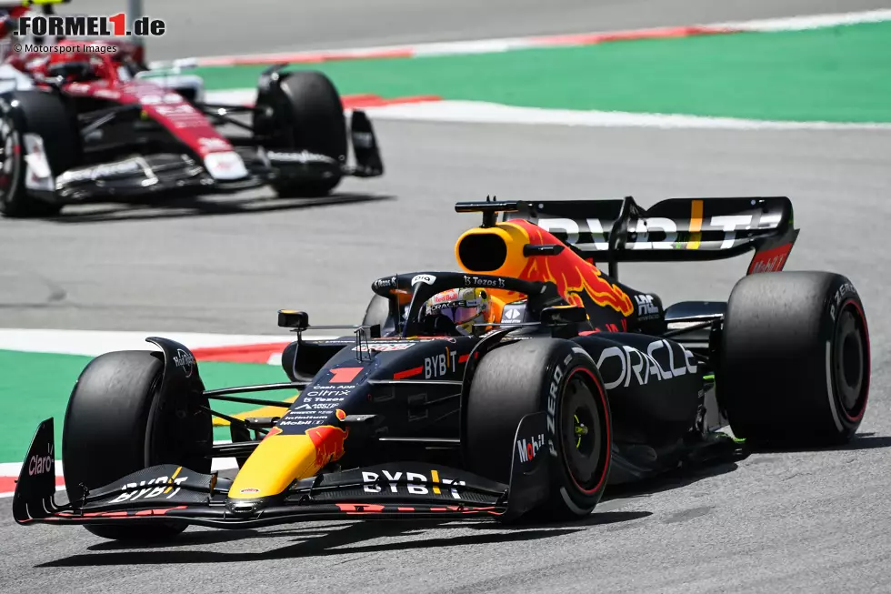 Foto zur News: Guanyu Zhou (Alfa Romeo) und Max Verstappen (Red Bull)