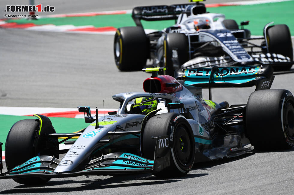 Foto zur News: Lewis Hamilton (Mercedes) und Yuki Tsunoda (AlphaTauri)