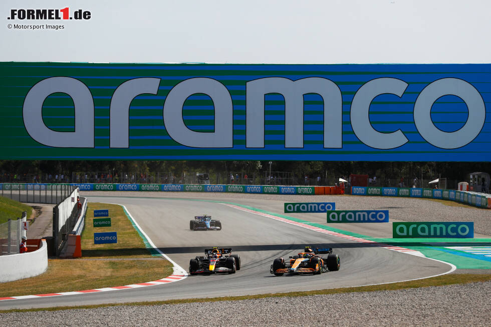 Foto zur News: Lando Norris (McLaren), Sergio Perez (Red Bull) und Esteban Ocon (Alpine)