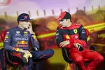 Foto zur News: Max Verstappen (Red Bull) und Charles Leclerc (Ferrari)