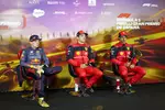 Foto zur News: Max Verstappen (Red Bull), Charles Leclerc (Ferrari) und Carlos Sainz (Ferrari)