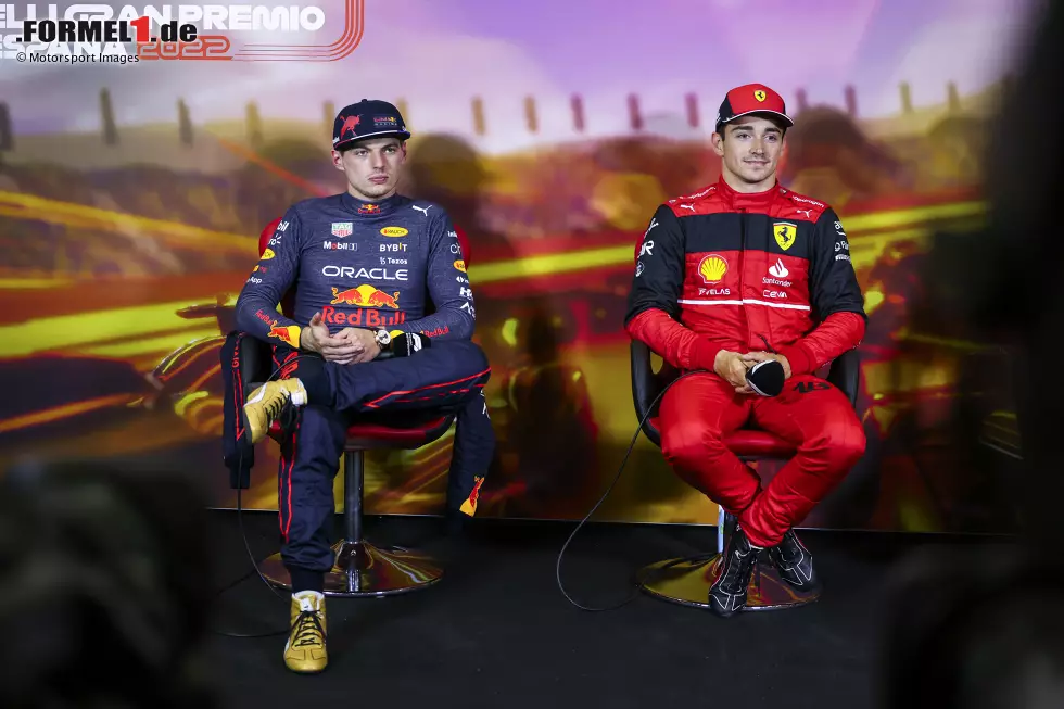 Foto zur News: Max Verstappen (Red Bull) und Charles Leclerc (Ferrari)