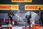 Foto zur News: Sergio Perez (Red Bull), Max Verstappen (Red Bull) und George Russell (Mercedes)