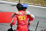 Foto zur News: Carlos Sainz (Ferrari) und Fernando Alonso (Alpine)