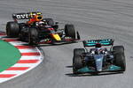 Foto zur News: George Russell (Mercedes) und Sergio Perez (Red Bull)