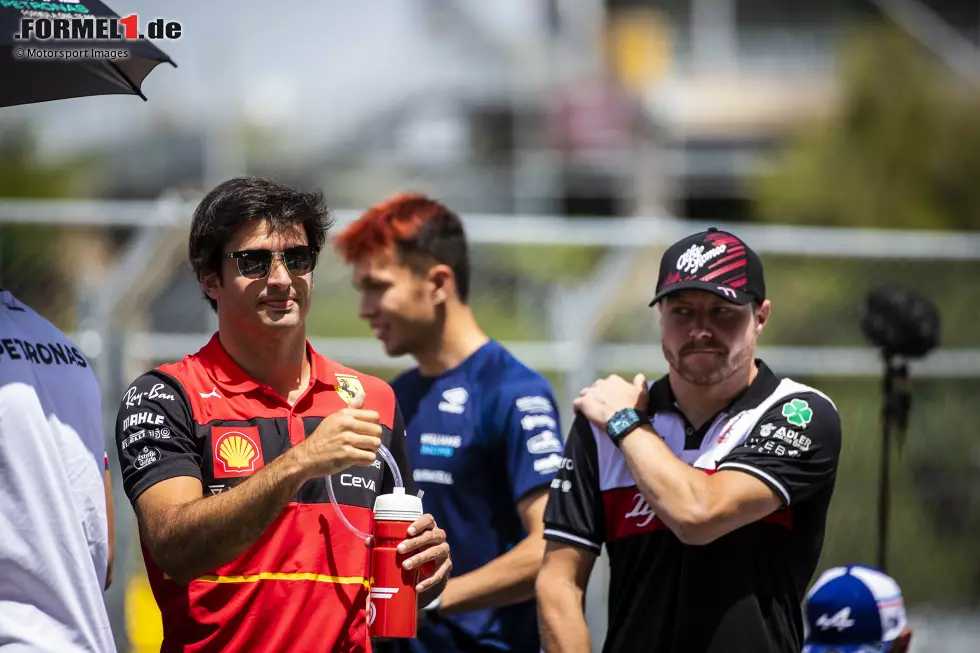 Foto zur News: Carlos Sainz (Ferrari) und Valtteri Bottas (Alfa Romeo)