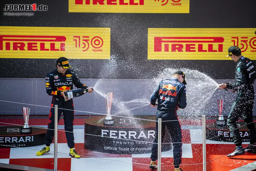 Foto zur News: Sergio Perez (Red Bull), Max Verstappen (Red Bull) und George Russell (Mercedes)