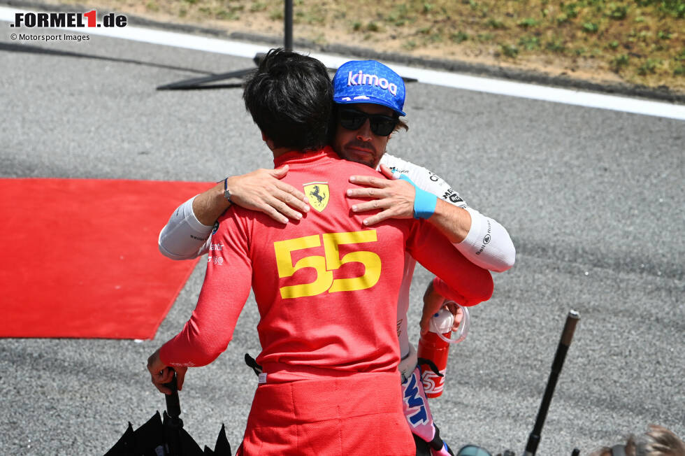 Foto zur News: Carlos Sainz (Ferrari) und Fernando Alonso (Alpine)