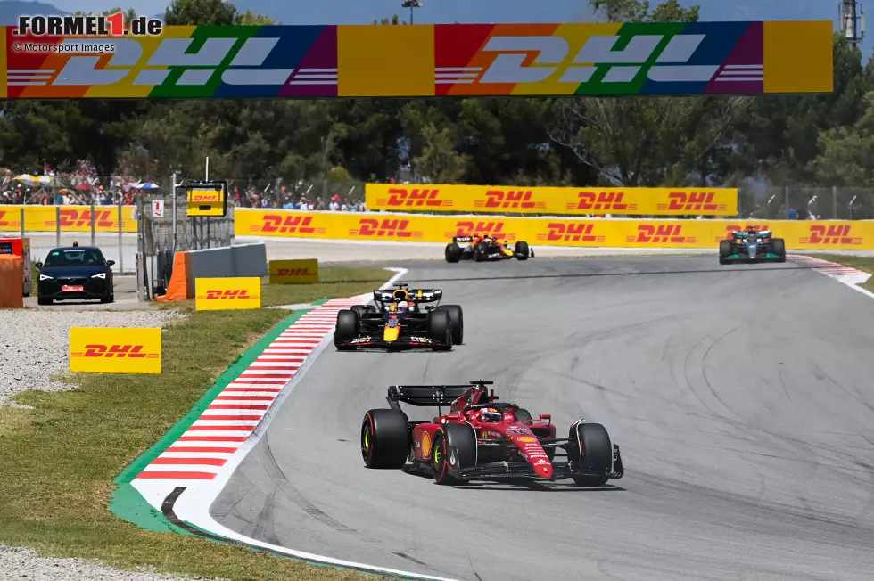 Foto zur News: Charles Leclerc (Ferrari) und Max Verstappen (Red Bull)