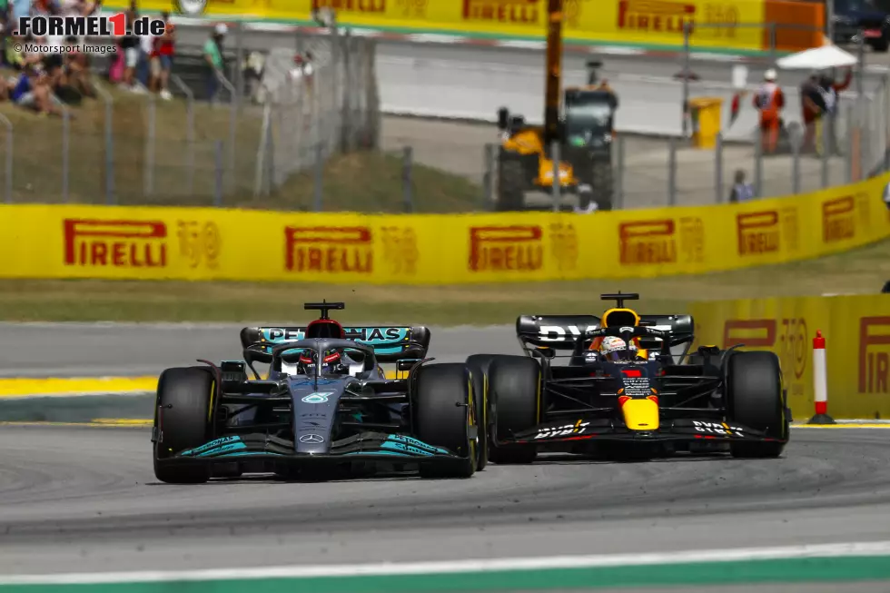 Foto zur News: George Russell (Mercedes) und Max Verstappen (Red Bull)